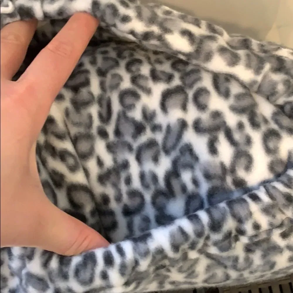 🎉last price  🎉Animal print rob/ blanket